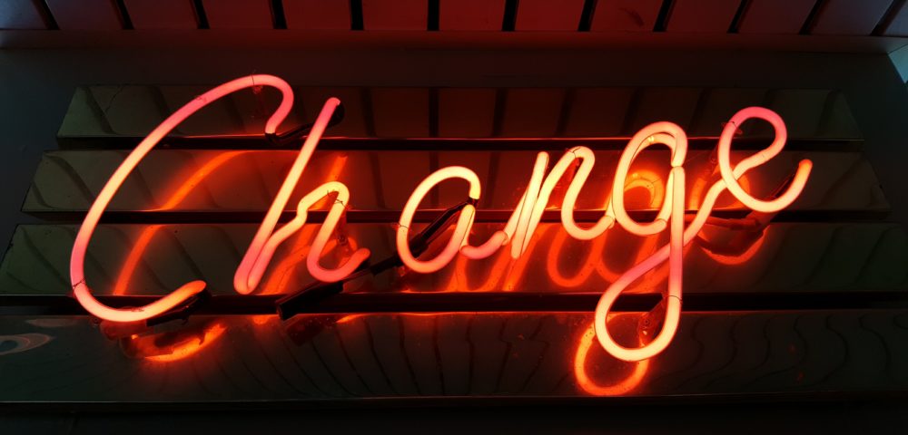 Fotografía de unas luces de neón que escriben la palabra Change