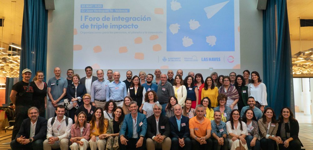 Fotografía de los participantes en el Foro Triple Impacto Foto Familia