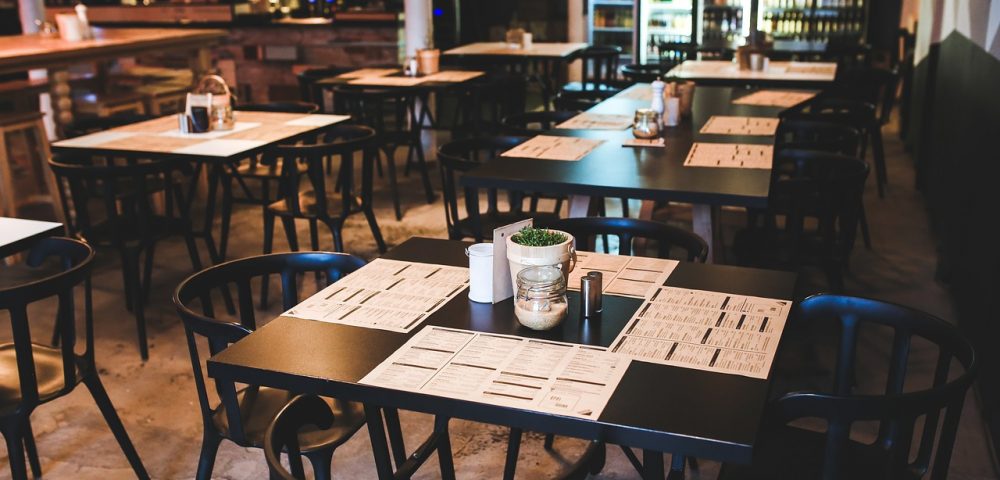 Fotografía del comedor de un restaurante con las mesas preparadas para servir